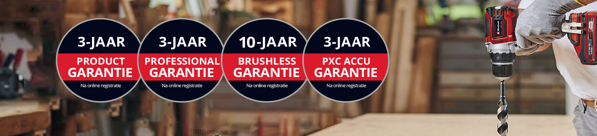 Hier zie je een man in een werkplaats met een Einhell boormachine in gebruik. Daarnaast zijn de pictogrammen voor de verschillende soorten garantie-uitbreidingen op de afbeelding geplaatst. De volgende garantie-uitbreidingen zijn mogelijk: ‘Productgarantie’, ‘Professional garantie’, ‘Brushless garantie’ en ‘PXC accu garantie’.