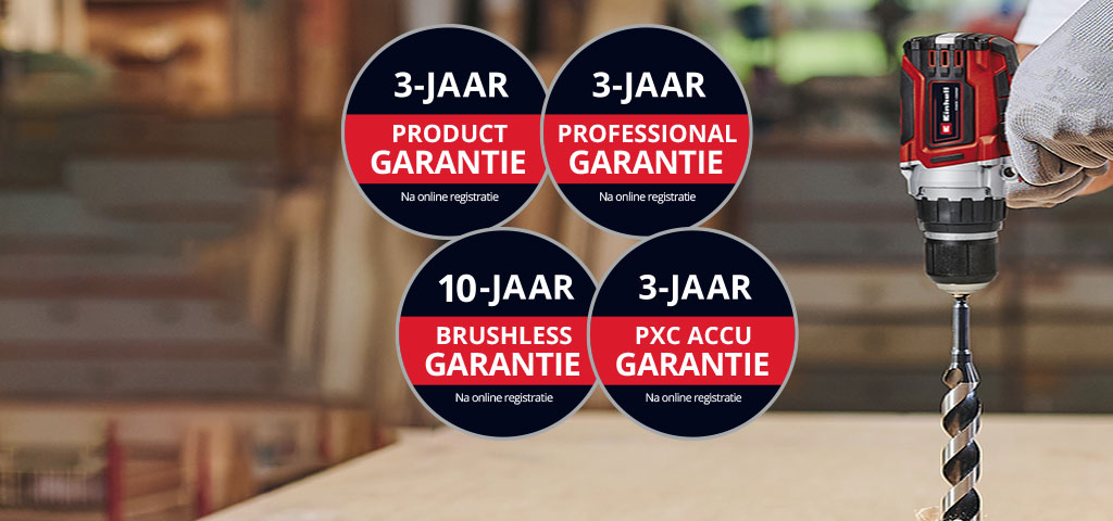 Hier zie je een man in een werkplaats met een Einhell boormachine in gebruik. Daarnaast zijn de pictogrammen voor de verschillende soorten garantie-uitbreidingen op de afbeelding geplaatst. De volgende garantie-uitbreidingen zijn mogelijk: ‘Productgarantie’, ‘Professional garantie’, ‘Brushless garantie’ en ‘PXC accu garantie’.