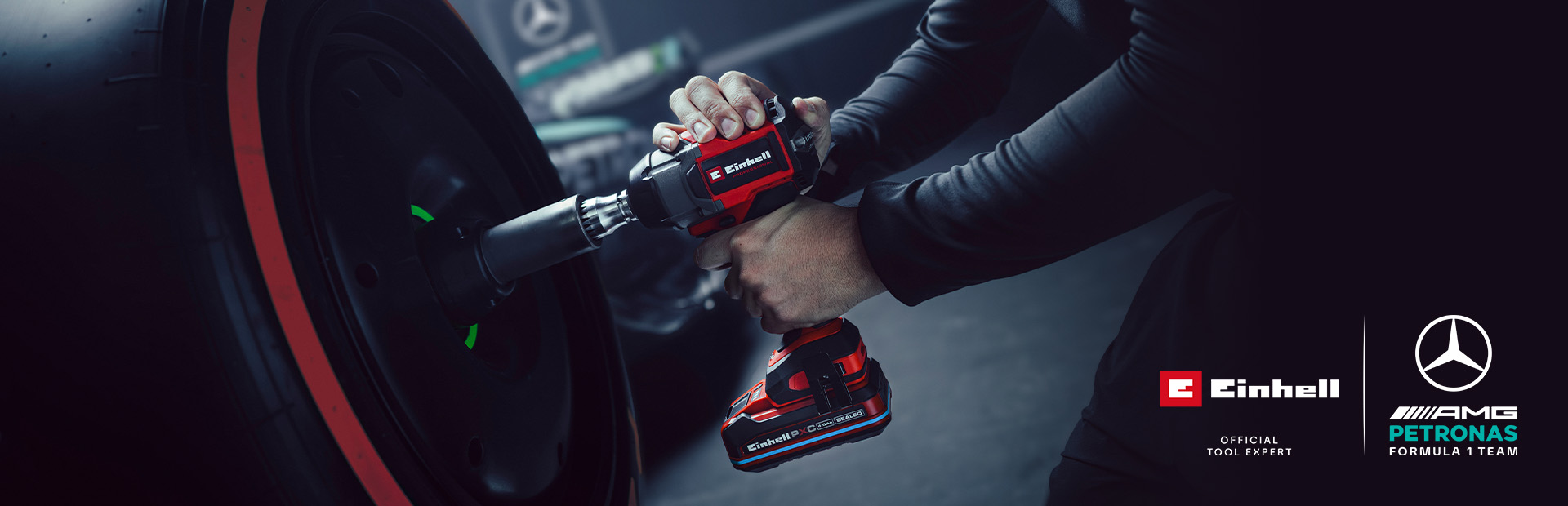 Einhell accu slagschroevendraaier in gebruik op een autowiel, met Mercedes-AMG Petronas Formula One Team-branding en partnerlogo