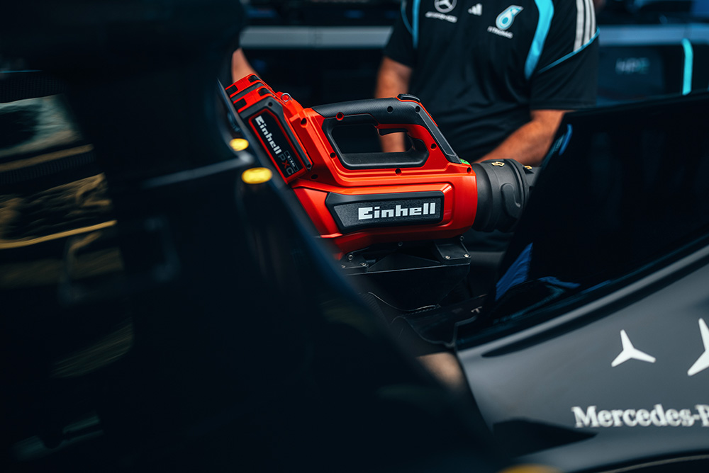 Formule 1-monteur werkt in de cockpit van de auto in de garage.