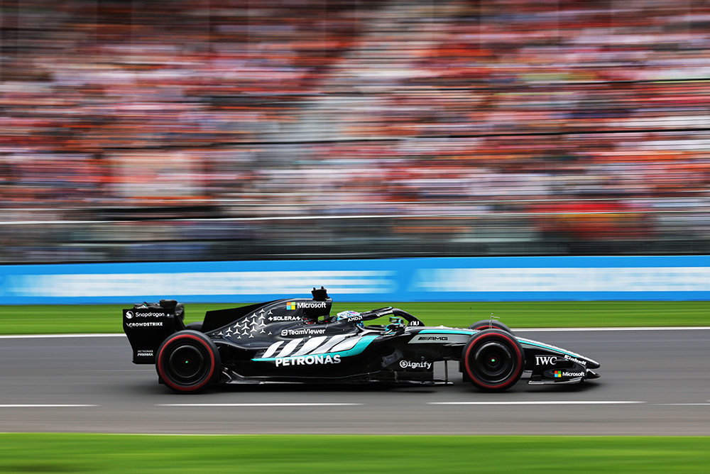 Formule 1-auto rijdt met hoge snelheid op het circuit.