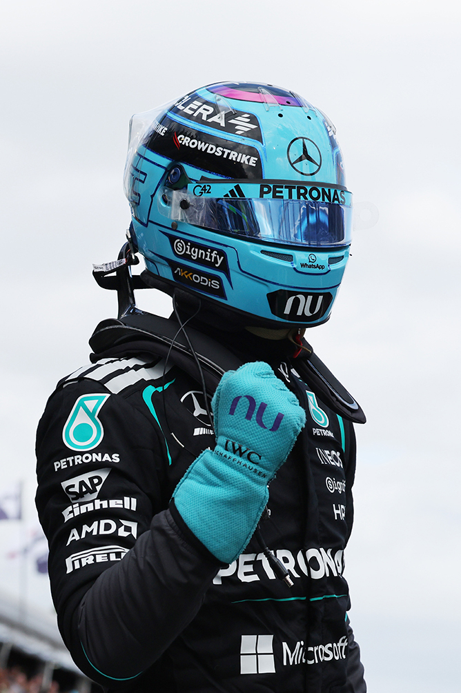 Formule 1-coureur met helm voor de race.