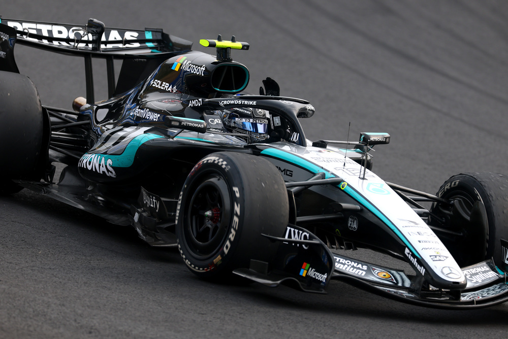 Mercedes Formule 1-auto rijdt op het circuit