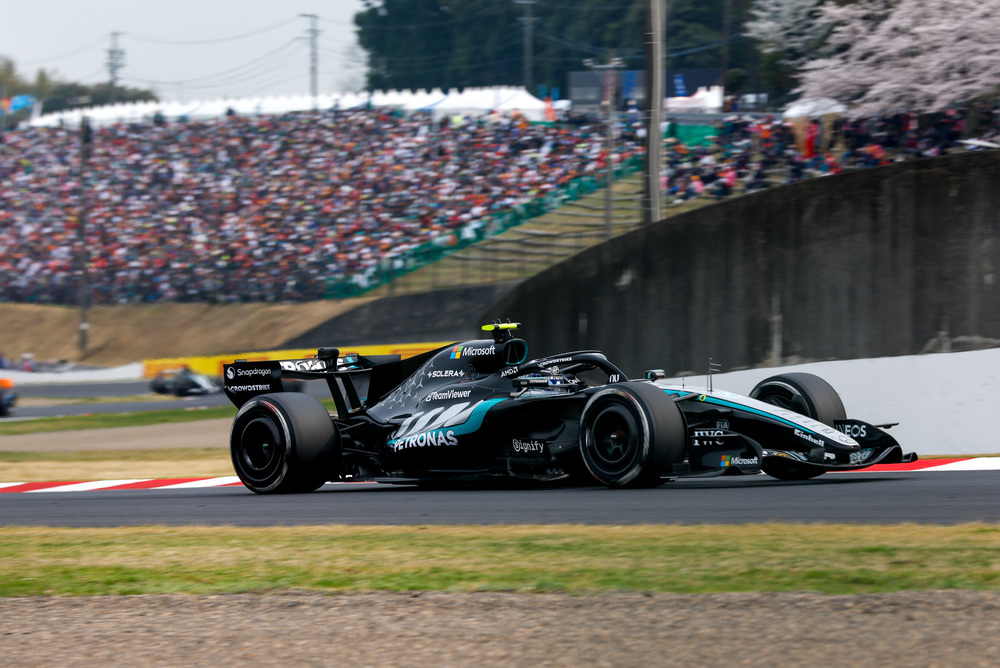 Mercedes F1-auto rijdt langs volle tribunes