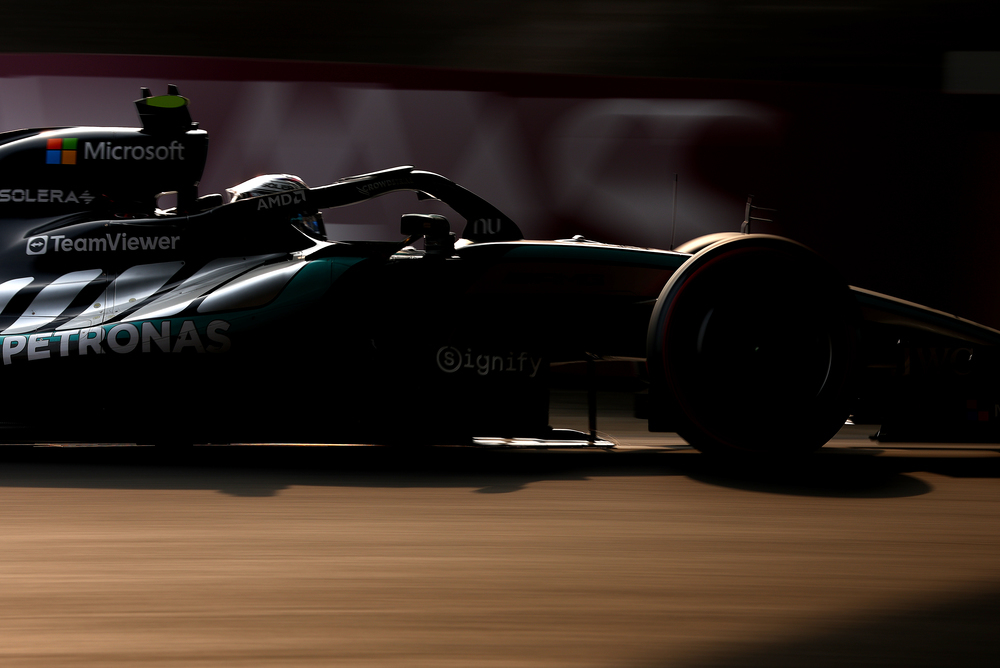 Mercedes Formule 1-auto op het circuit bij weinig licht