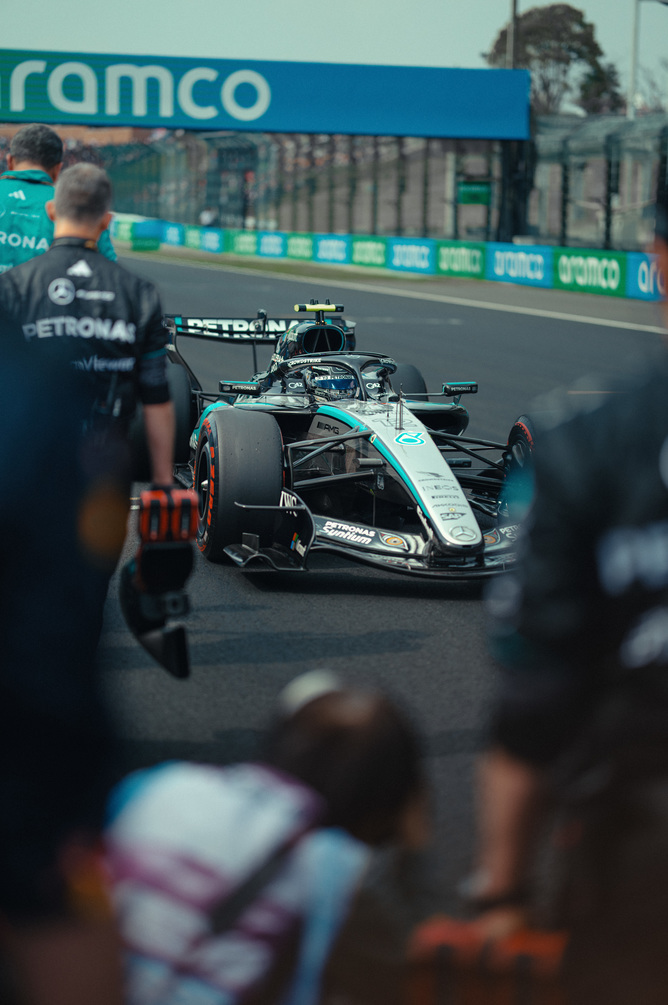 Mercedes F1-auto in de pitstraat omringd door het team