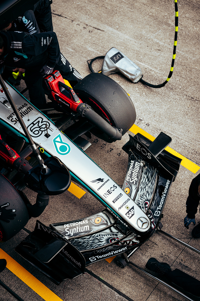 Bovenaanzicht van een Mercedes F1-auto in de garage