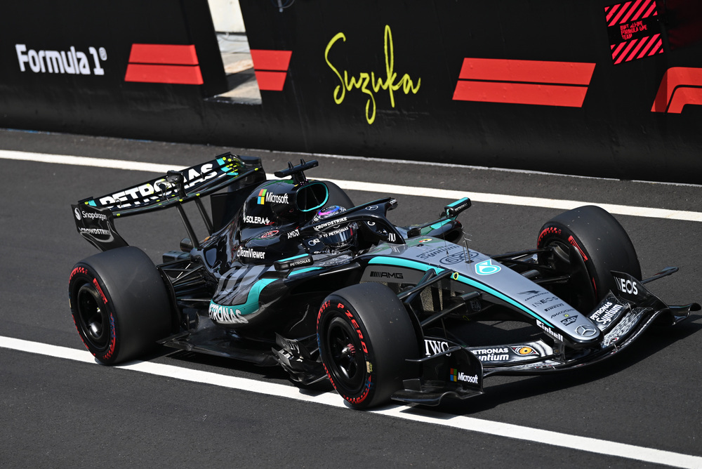 Mercedes Formule 1-auto op het circuit met sponsorlogo’s