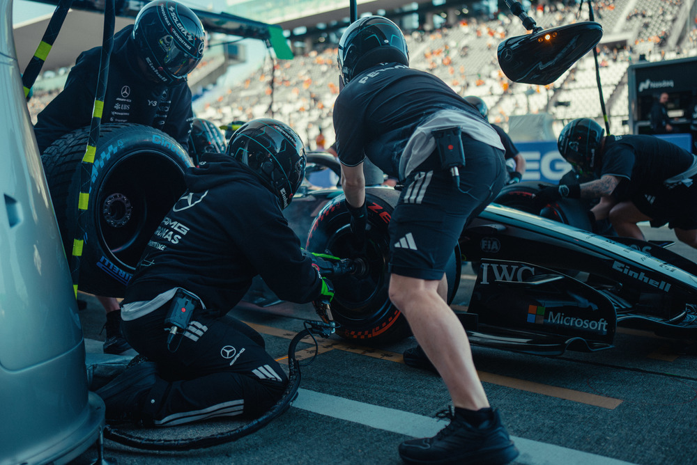 Mercedes pitcrew werkt aan de auto tijdens pitstop