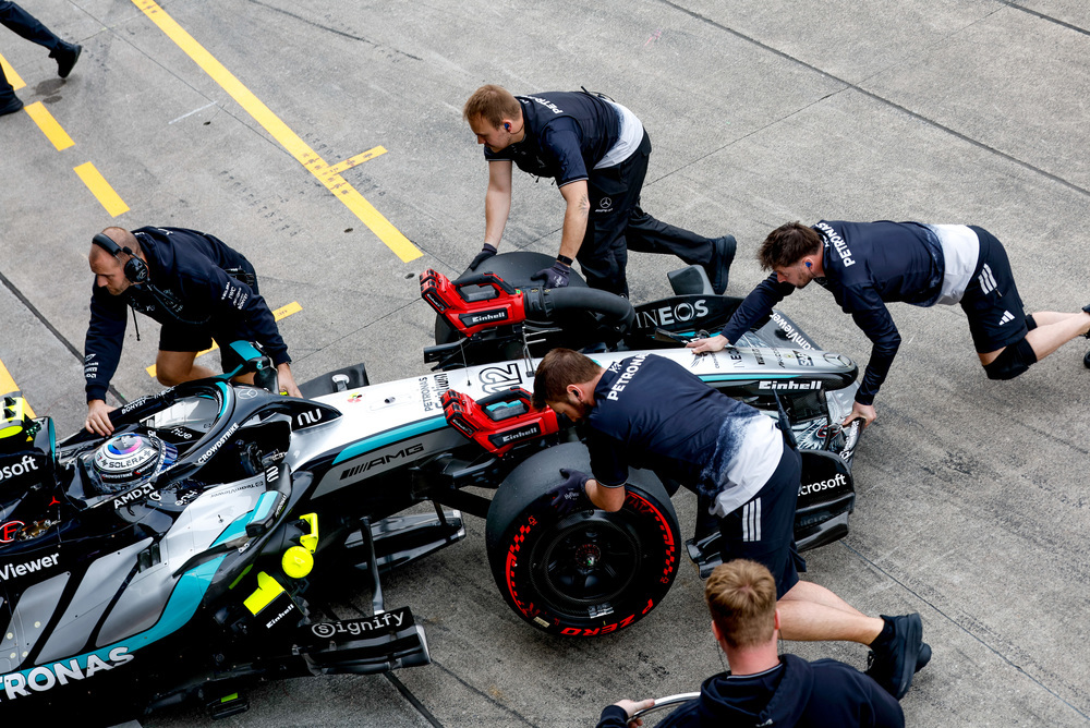 Mercedes pitcrew wisselt banden tijdens de race