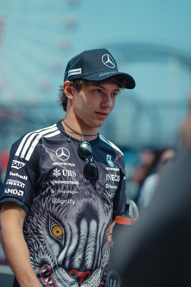 Mercedes F1-coureur in teamkleding