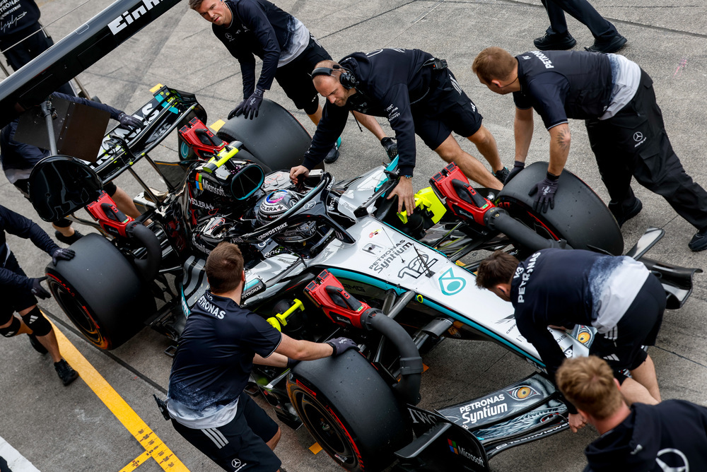 Mercedes pitcrew onderhoudt de auto tijdens pitstop