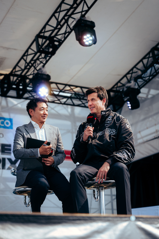 Toto Wolff wordt geïnterviewd op het podium
