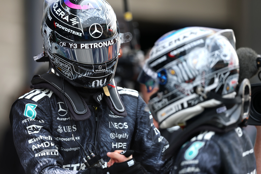 Twee Mercedes F1-coureurs in pakken en helmen