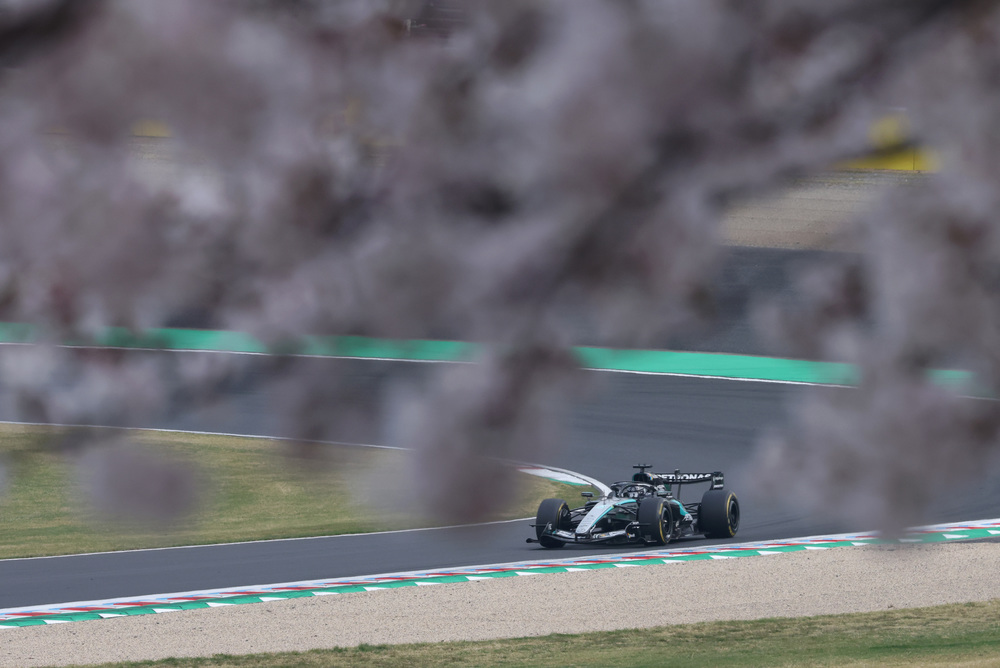 Mercedes F1-auto rijdt snel in de verte