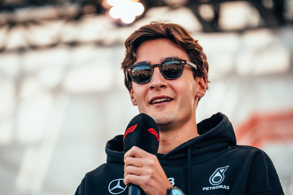 George Russell spreekt in een microfoon