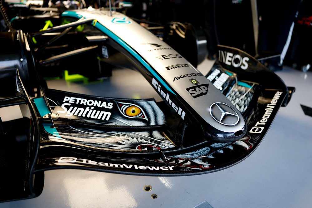 Close-up van de voorkant van een Mercedes F1-auto