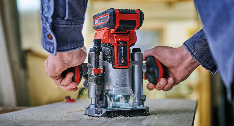 Iemand werkt met de Einhell draadloze bovenfrees.